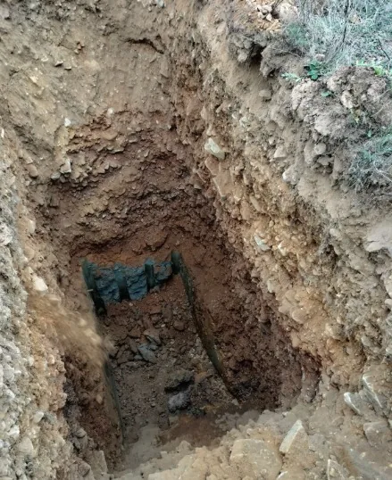 Calicata abierta en una finca para ver el perfil del suelo, con piedra y poca tierra fina