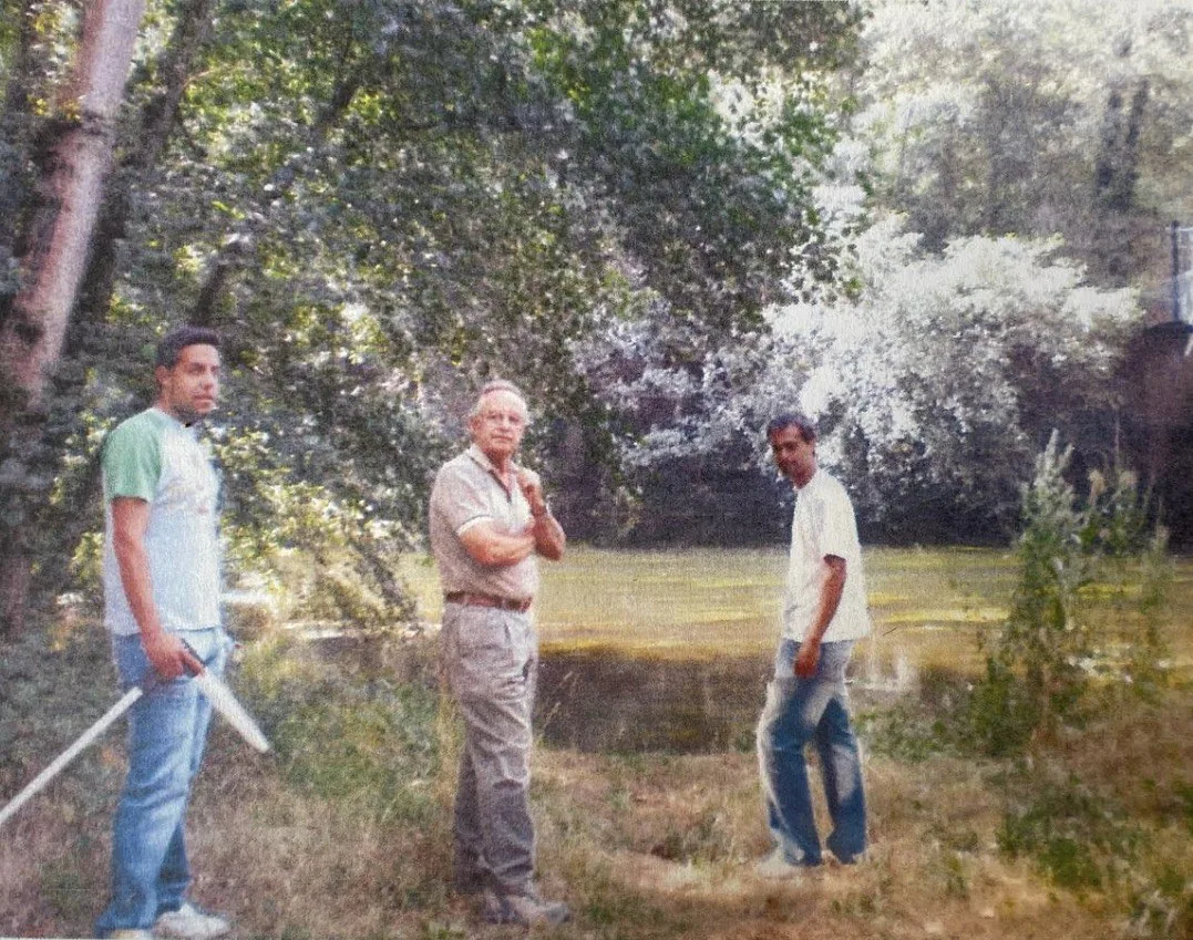 Pedro Garnica, Joaquín Garnica y Ginés Barrientos en una chopera de Paradela del Río