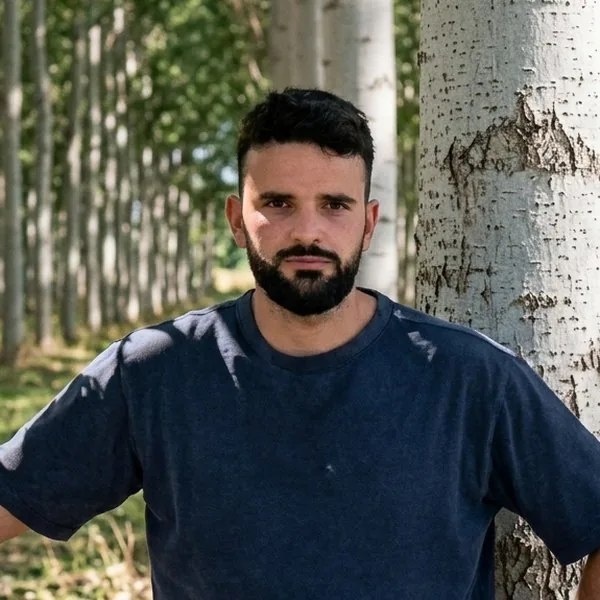 Sergio Fernández, responsable de la cuenca del Duero, en una chopera
